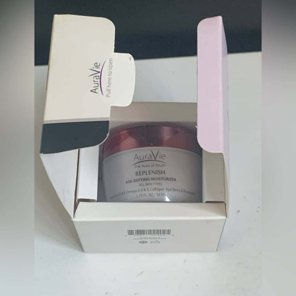 New Sealed AuraVie Aura of Youth Replenish Age Defying Moisturizer 1.75 Oz